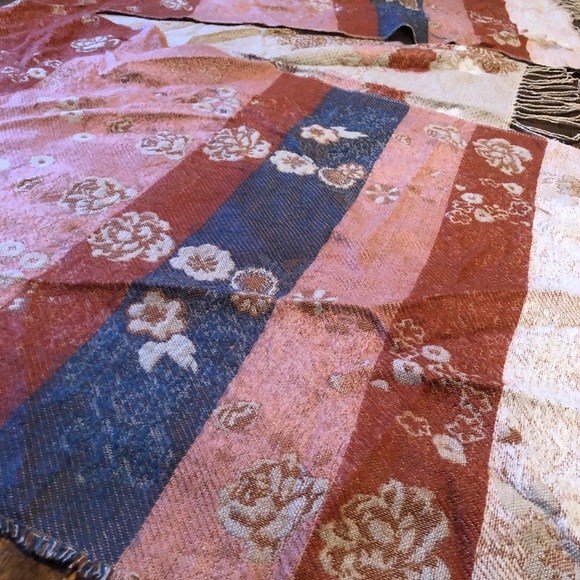 HOST PICK 💕😭🌿{ vintage } floral shawl w/ fringe - Picture 7 of 8